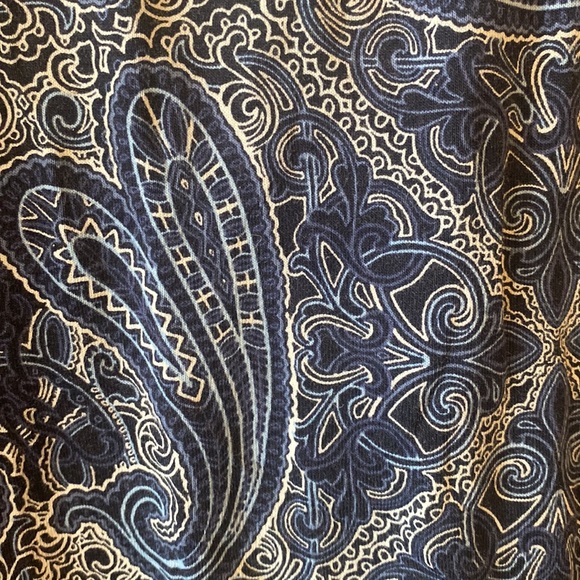 A navy V-neck shirt - Picture 3 of 4